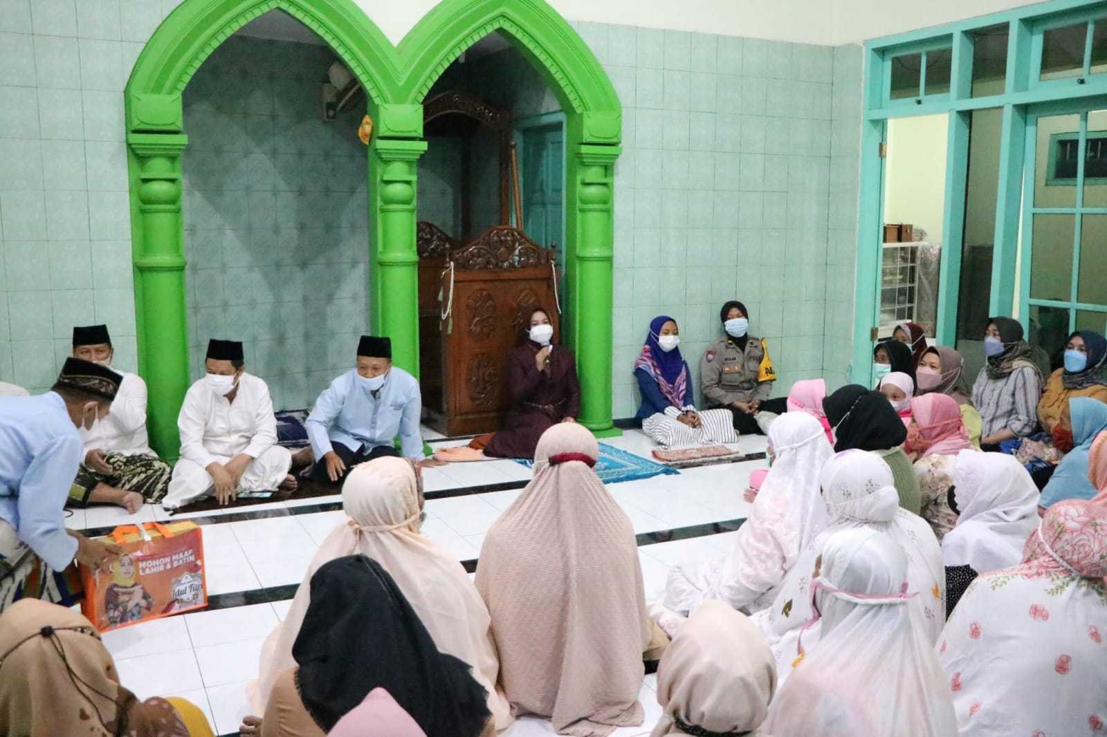 Ning Ita Berikan Bantuan Hibah Rp 100 Juta Dan Zakat Mal Di Masjid