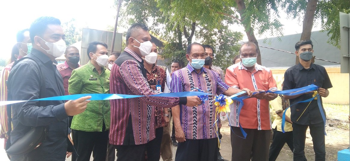 Bupati Sikka, Fransiskus Roberto Diogo didampingi Wakil Bupati Sikka, Romanus Woga saat menggunting pita dalam acara Launching Electronic Parking di Pasar Alok, Selasa (25/01/2022)