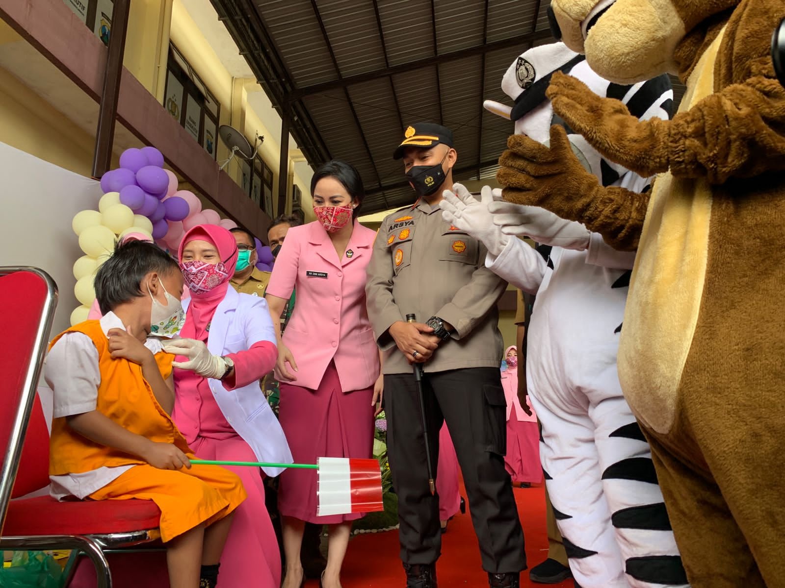 Ajak Minat Anak Vaksin, Polres Probolinggo Datangkan Gatot Kaca dan Badut hingga Arena Bermain