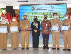 Bupati Ikfina Serahkan Penghargaan Juara LKS SMK dan Inovasi Kepala SMA