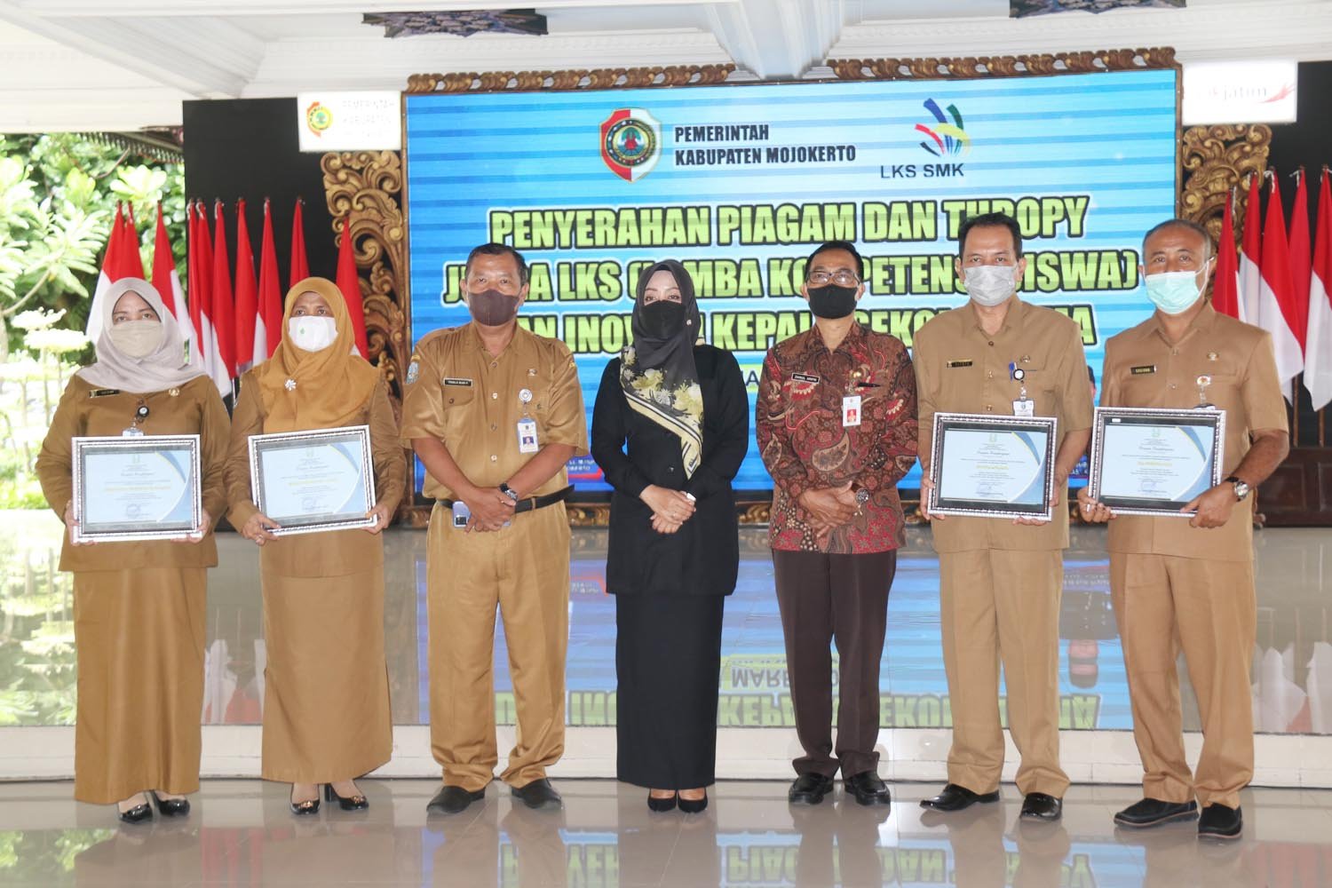 Bupati Ikfina Serahkan Penghargaan Juara LKS SMK dan Inovasi Kepala SMA