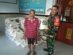 Babinsa Selat Kawal Penyaluran Ratusan Kantong Beras