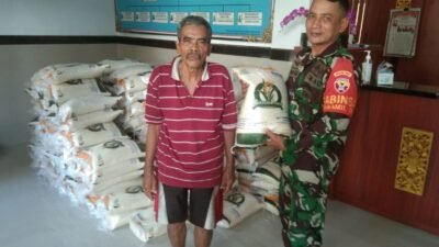 Babinsa Selat Kawal Penyaluran Ratusan Kantong Beras