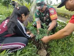 Babinsa Semarapura Kaja Hijaukan Bumi Bareng SMAN 2   