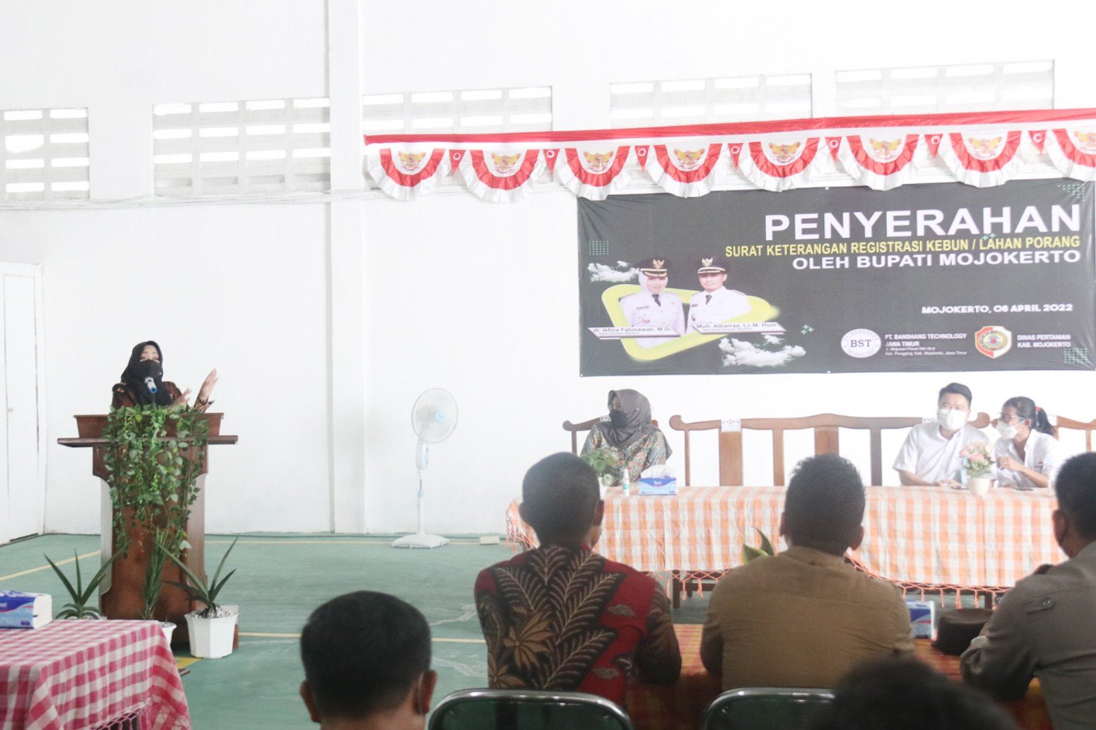 Tingkatkan Harga Jual Porang, Pemkab Mojokerto Serahkan Suket Registrasi Lahan ke 19 Petani Porang