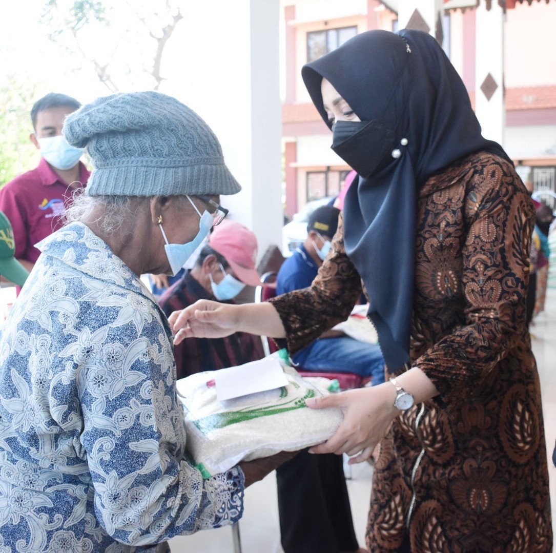 3.000 Warga Kabupaten Mojokerto Terdampak PPKM Terima Bansos Beras