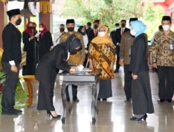 Bupati Mojokerto Mengukuhkan 100 Kepala Sekolah