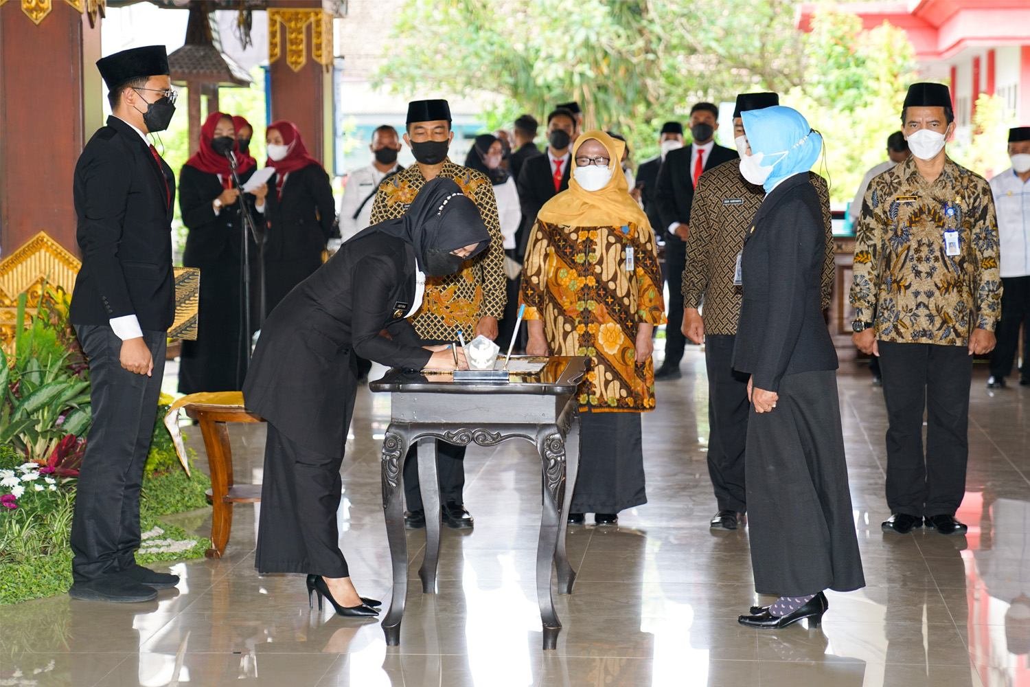 Bupati Mojokerto Mengukuhkan 100 Kepala Sekolah
