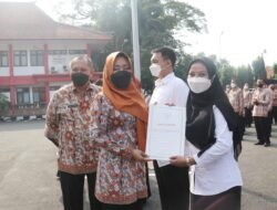 Bupati Mojokerto Serahkan Petikan Keputusan Kenaikan Pangkat dan Pengangkatan CPNS