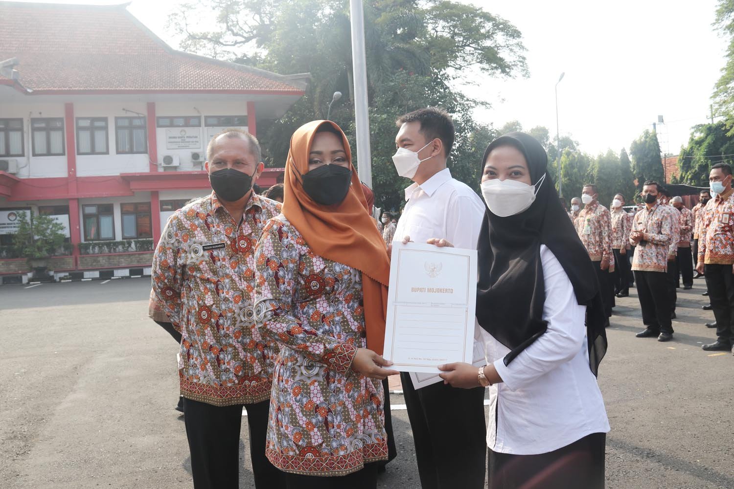 Bupati Mojokerto Serahkan Petikan Keputusan Kenaikan Pangkat dan Pengangkatan CPNS