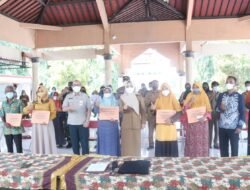 Puting Beliung Terjang Pakis dan Betro, Bupati Mojokerto Serahkan Bansos