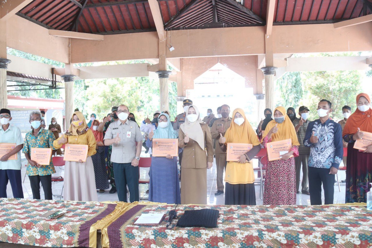 Puting Beliung Terjang Pakis dan Betro, Bupati Mojokerto Serahkan Bansos