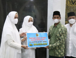 Bupati Mojokerto Serahkan Dana Hibah Rp 100 Juta untuk Masjid di Klinterejo