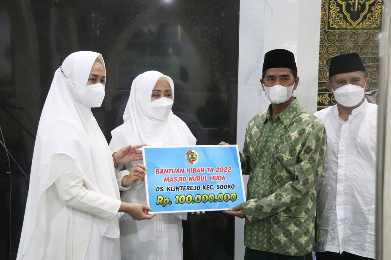 Bupati Mojokerto Serahkan Dana Hibah Rp 100 Juta untuk Masjid di Klinterejo