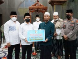 Gus Barra Serahkan Dana Hibah Rp 100 Juta untuk Masjid Darut Taqwa Tempuran