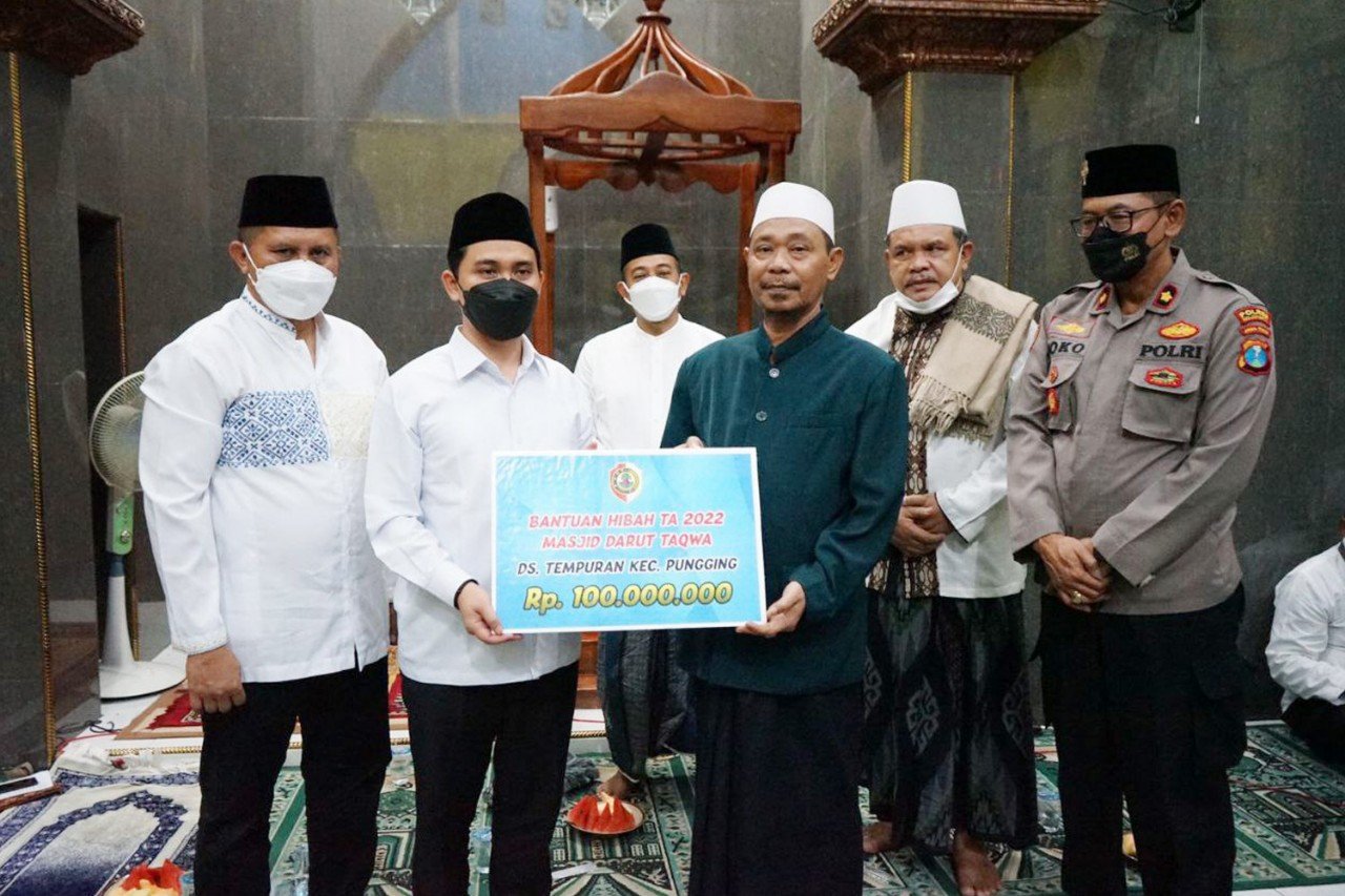 Gus Barra Serahkan Dana Hibah Rp 100 Juta untuk Masjid Darut Taqwa Tempuran