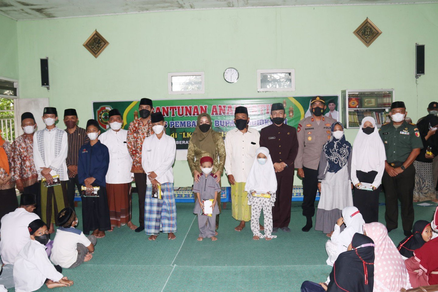 Bupati Mojokerto Santuni Anak Yatim di LKSA Darussalam Berat Kulon