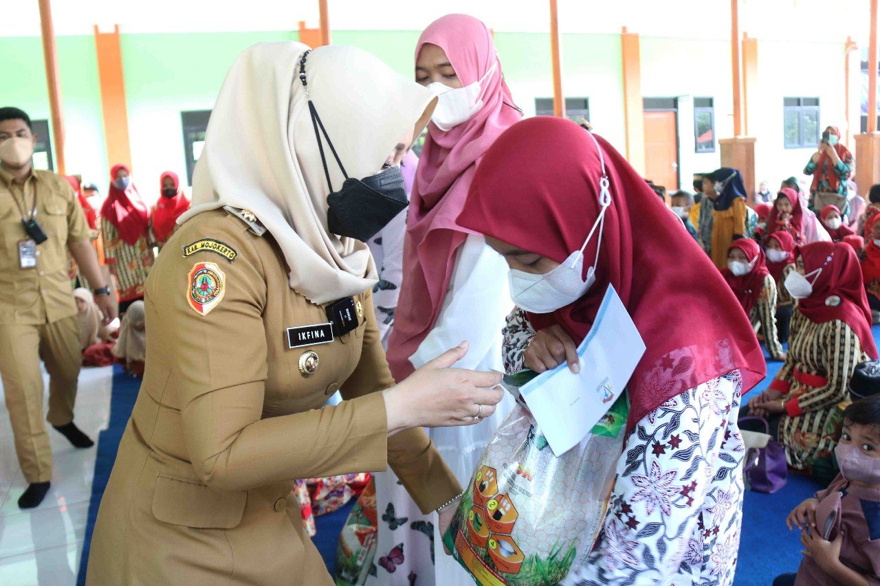 Bersama Himpaudi Mojokerto, Bupati Ikfina Berbagi dengan Yatim Piatu dan Dhuafa di Aula Asyamil Sooko