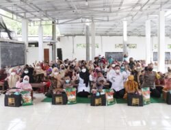 Bupati Ikfina Berikan Bansos ke Guru dan Siswa SLB