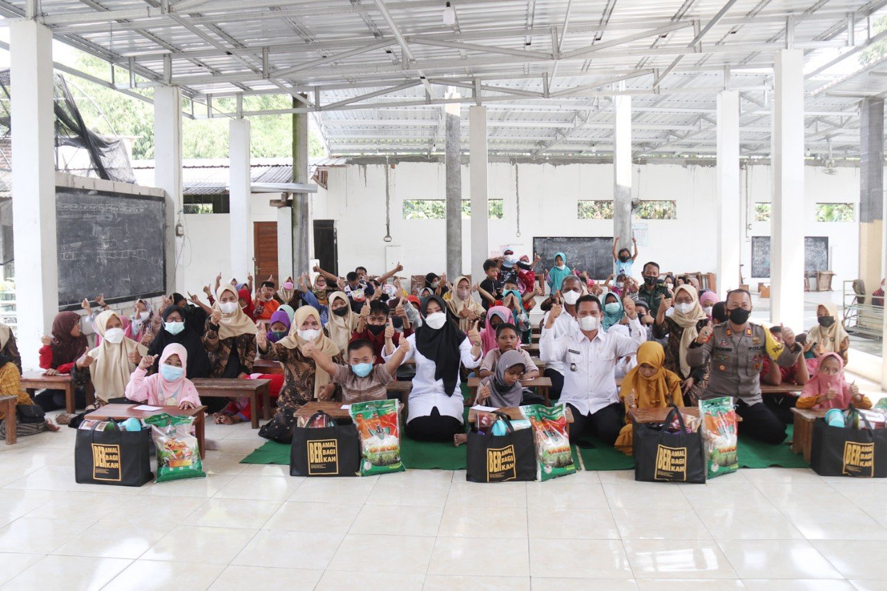 Bupati Ikfina Berikan Bansos ke Guru dan Siswa SLB