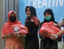 Program CSR PT LNK, Bupati Ikfina Serahkan Paket Sembako Untuk Warga Desa Pesanggrahan