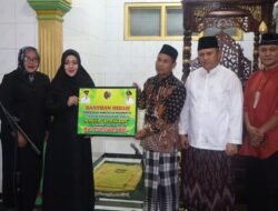 Serahkan Bantuan ke Masjid Al Fattah, Bupati Ikfina Harapkan Ibadah Masyarakat Semakin Lancar