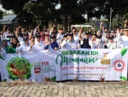 Rangkaian Hari Bakti IDI, Dokter di Mojokerto Baksos Tanam Pohon