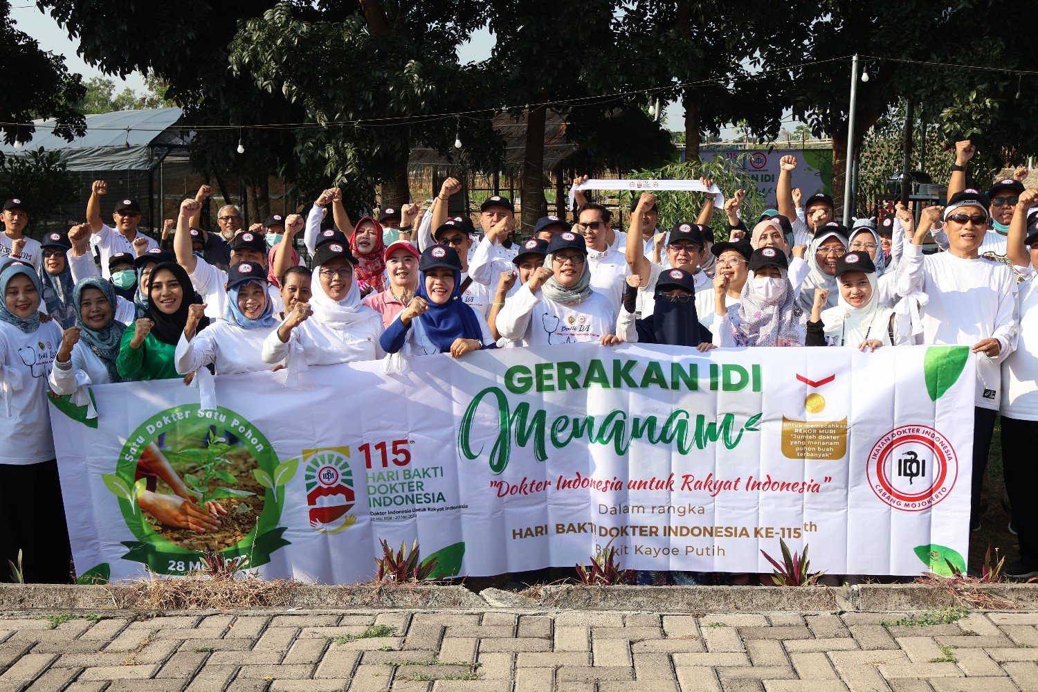 Rangkaian Hari Bakti IDI, Dokter di Mojokerto Baksos Tanam Pohon