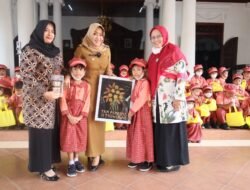 Terima Kunjungan Siswa TK Negeri Pembina II Trowulan, Ikfina Kenalkan Profesi Bupati Sejak Dini