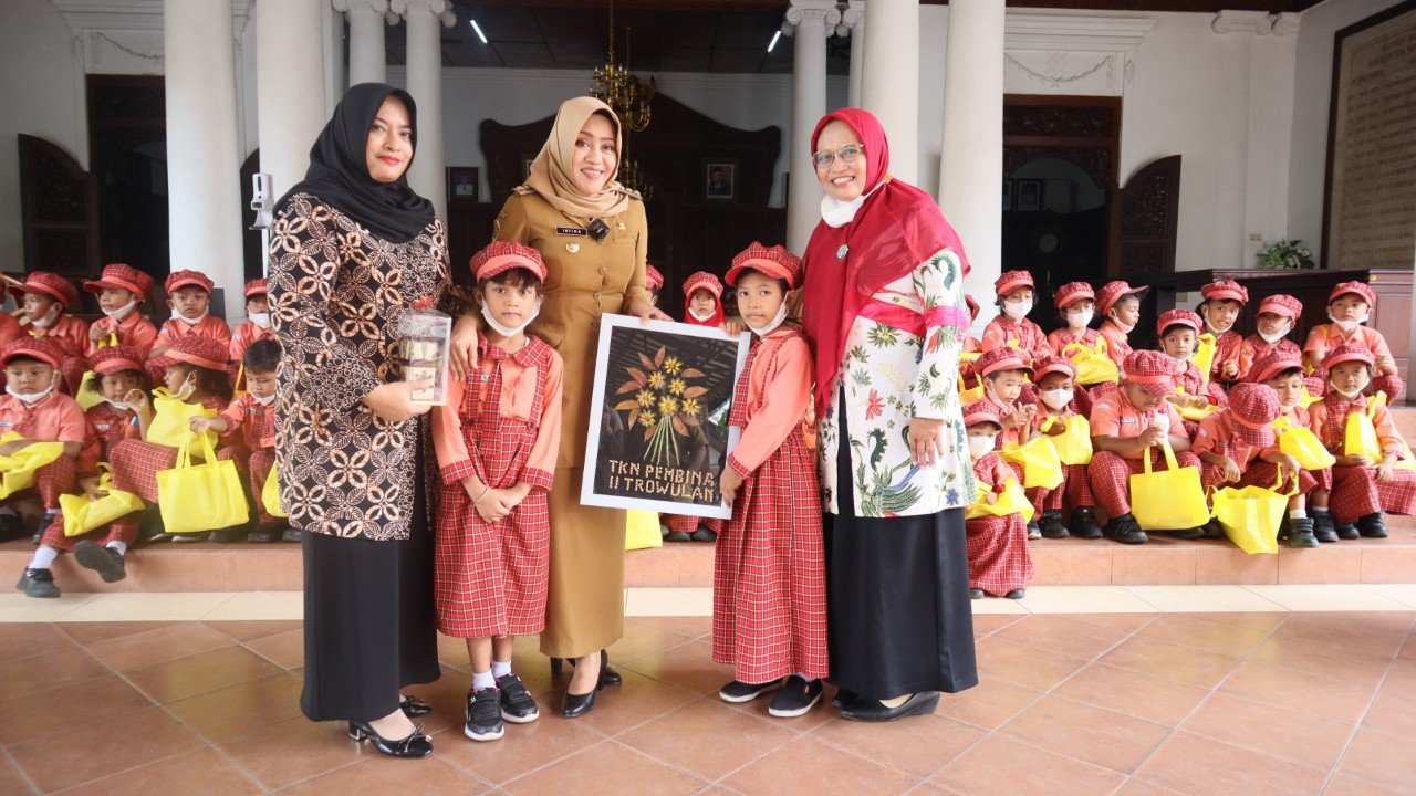 Terima Kunjungan Siswa TK Negeri Pembina II Trowulan, Ikfina Kenalkan Profesi Bupati Sejak Dini
