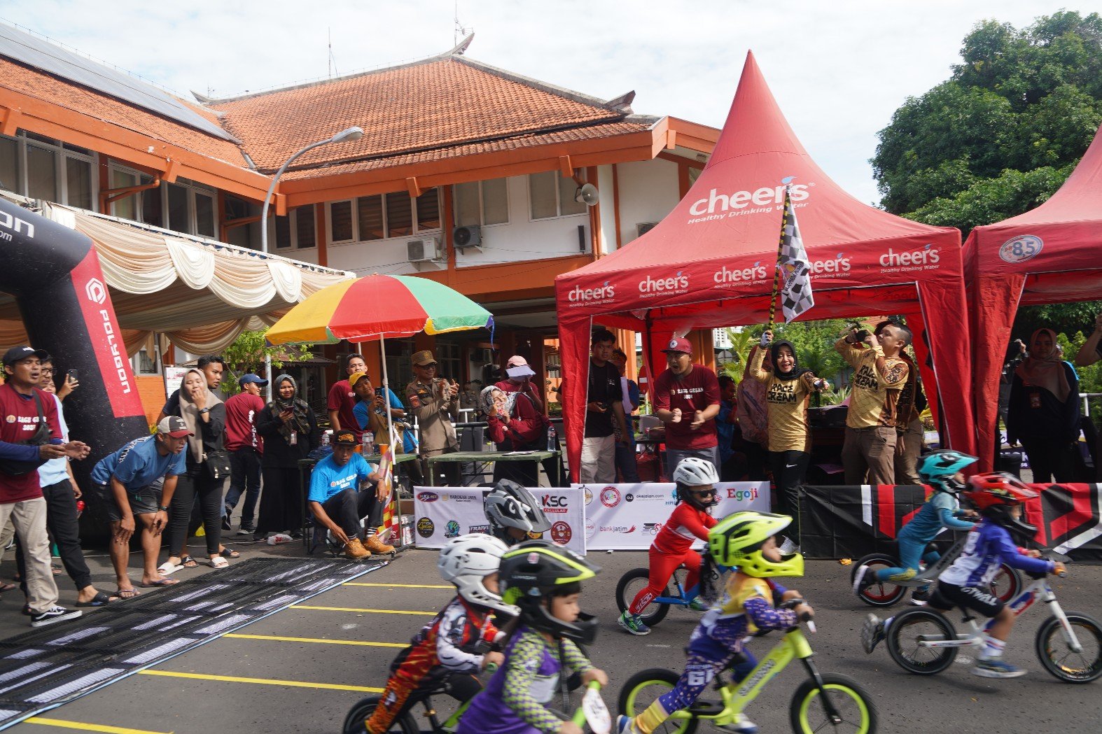 Buka Push Bike Race Cream Gajah Mada, Bupati Ikfina Ingatkan Pentingnya Perjuangan Sejak Dini Demi Kemajuan SDM