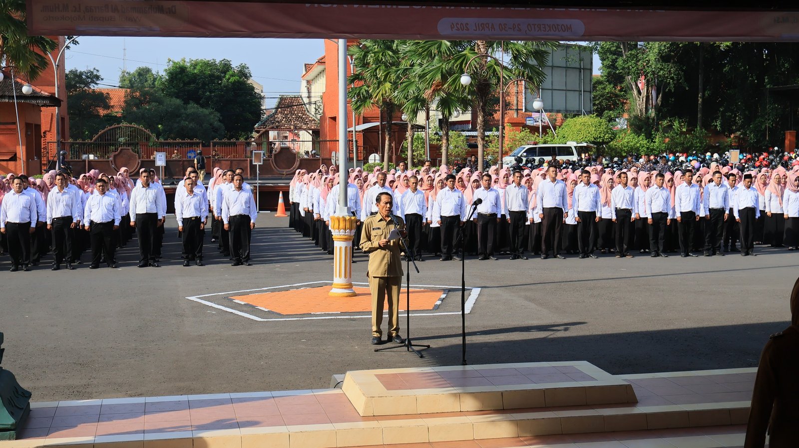 Serahkan SK Pengangkatan 556 PPPK Guru, Ini Pesan Bupati Ikfina