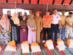 Bupati Mojokerto Tinjau Dan Salurkan Bantuan Untuk 8 Warga Terdampak Tanah Longsor