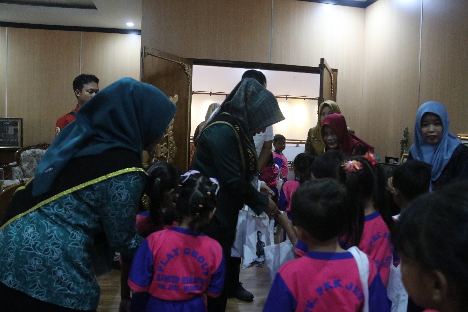 Bupati Ikfina Kenalkan Profesi Kepada Anak-Anak TK PKK Jetis