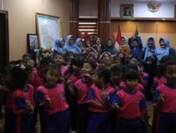 Bupati Ikfina Kenalkan Profesi Kepada Anak-Anak TK PKK Jetis