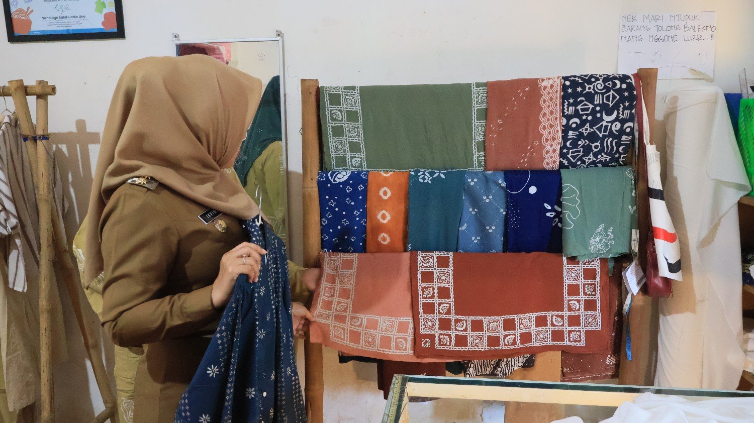 Bupati Ikfina Ajak Masyarakat Viralkan Batik Ulur Wiji