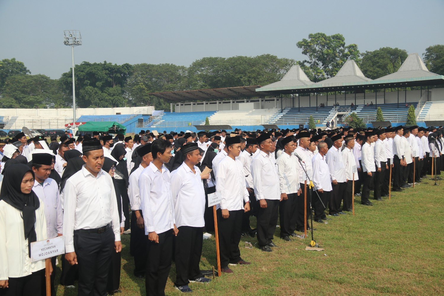 912 Anggota PPS Pemilu 2024 Dilantik, Bupati Ikfina Minta Tegakkan Integritas Dan Profesional Dalam Bekerja