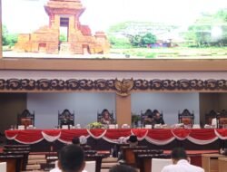 Bupati Mojokerto Hadiri Rapat Paripurna Penyampaian Pandangan Umum Fraksi Atas Tiga Raperda