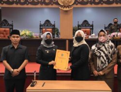 DPRD Kabupaten Mojokerto Adakan Paripurna Penandatanganan Persetujuan Bersama 3 Raperda