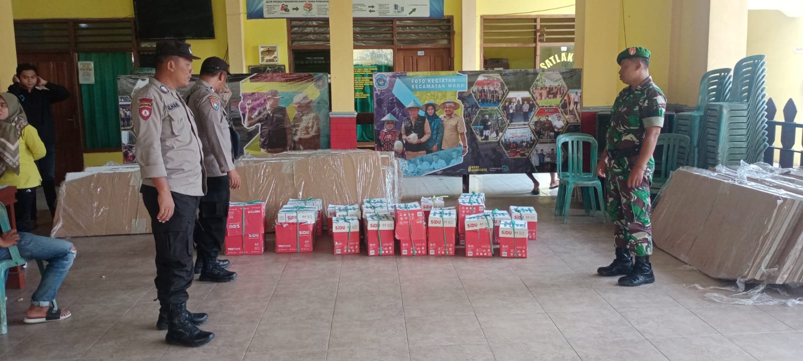 Babinsa dan Bhabinkamtibmas Modo Kawal Pendistribusian Logistik Pemilu