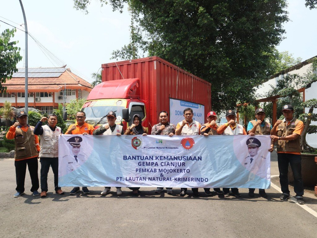 Bupati Ikfina Berangkatkan Bansos untuk Warga Cianjur