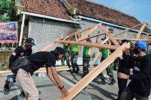 Wujudkan Impian Rumah Layak, TNI dan Relawan Info Cepat Ngawi Bedah Rumah Bapak Naryo
