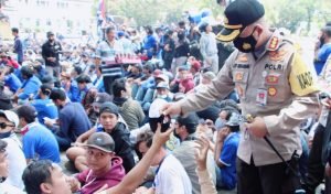Kapolresta Malang Kota Bagikan 1000 Masker Saat Make Malang Great Again Berunjuk Rasa