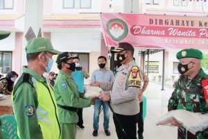 Kapolresta Mojokerto Bagikan 500 Kg Beras Saat Memantau Rapat Pleno di PPK