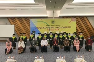 Cak Rizal Hadiri Wisuda Ke-23 Akademi Keperawatan Kosgoro Kota Mojokerto