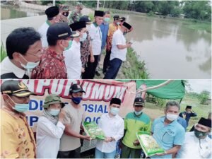 Peduli Banjir Tempuran, Gus Barra Bagikan 2500 Kg Beras, 100 Box Indomie dan Sejumlah Uang