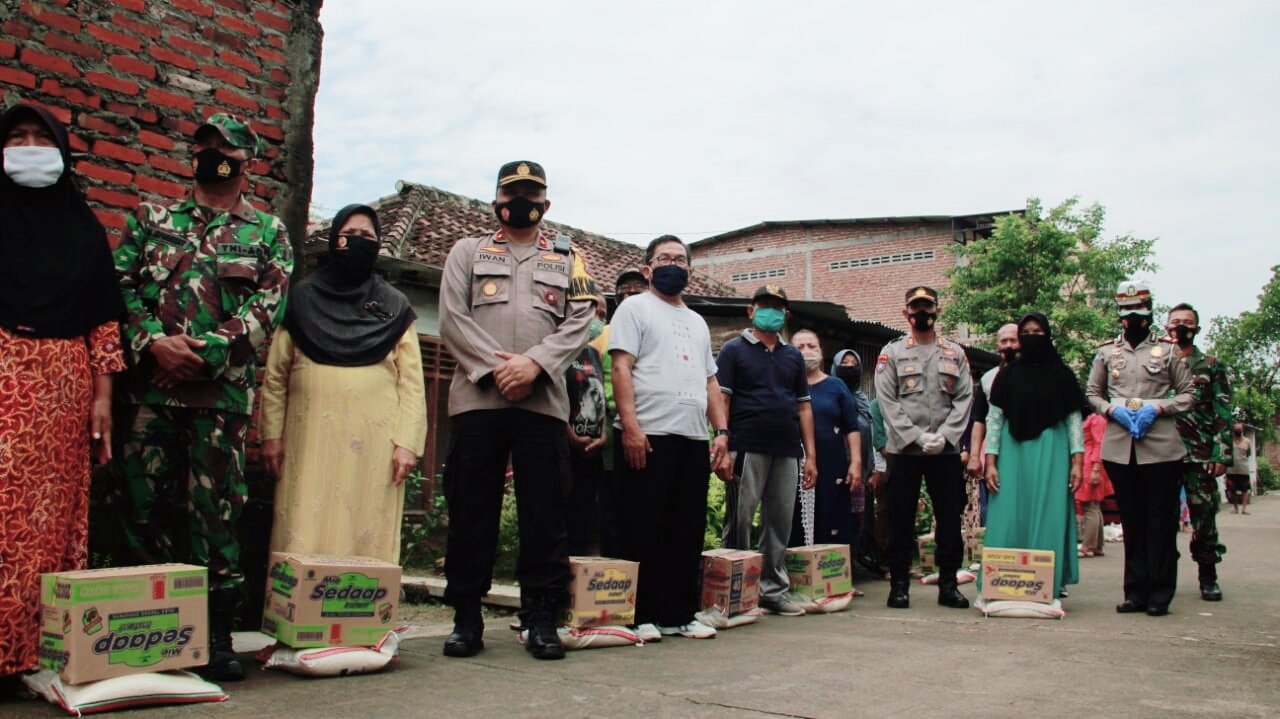 Puting Beliung Melanda Jetis, Polresta Mojokerto Bagikan Baksos