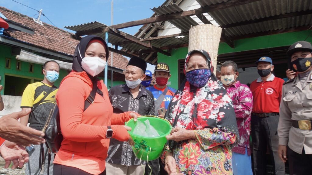 Wali Kota Mojokerto Salurkan Bantuan Perbaikan Rumah Akibat Puting Beliung