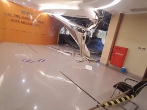 Atap Mall Pelayanan Publik Kota Mojokerto Runtuh