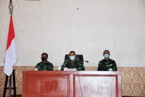 Danrem 082/CPYJ Ikuti Rapat Koordinasi Pelaksanaan Vaksinasi Bersama Forkopimda Jatim